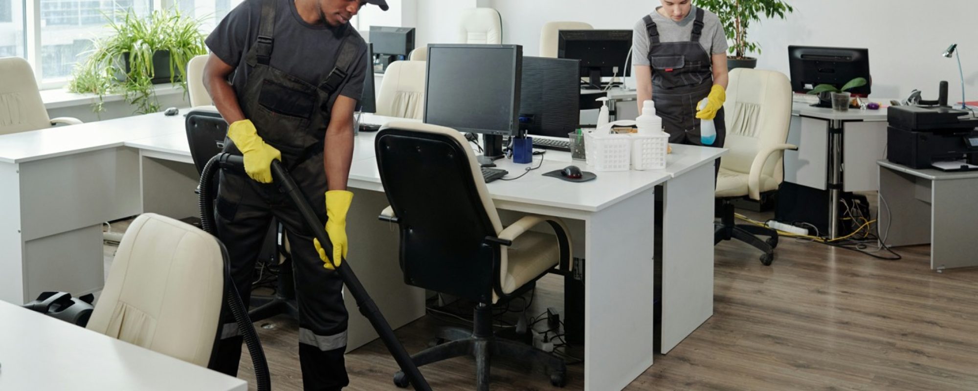 Professional-Commercial-Cleaning-in-an-office